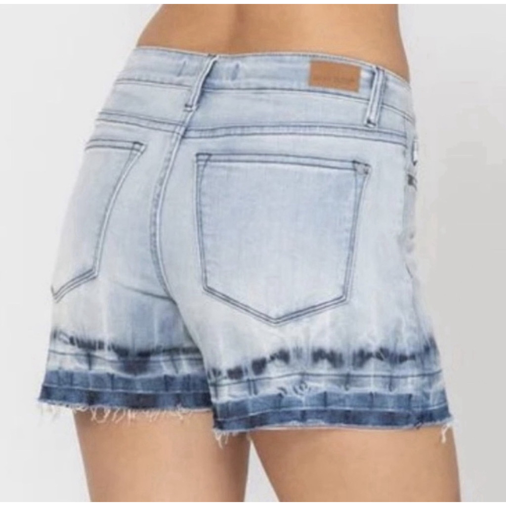 Judy Blue Women’s Denim Shorts 2XL Light Wash Raw Hem - Picture 2 of 6